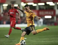 开云在线登陆入口-巴萨中场球员